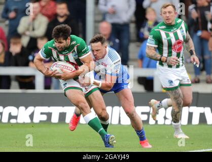 Le Jake Mamo de Warrington Wolves (à gauche) est abordé par James Donaldson de Leeds Rhinos lors du match de la Super League de Betfred au stade Emerald Headingley, à Leeds. Date de la photo: Dimanche 1er août 2021. Banque D'Images