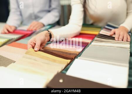 L'acheteur et le vendeur choisissent la couleur de la clôture de tissu Banque D'Images