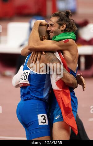 Tokyo, Kanto, Japon. 1er août 2021. Lamont Marcell Jacobs (ITA) Médaille d'or hommes 100m Hugs Gianmarco Tamberi (ITA) Médaille d'argent dans le saut en hauteur hommes pendant les Jeux Olympiques de Tokyo 2020 au Stade Olympique de Tokyo le dimanche 1er août 2021 à Tokyo. (Image de crédit : © Paul Kitagaki Jr./ZUMA Press Wire) Banque D'Images