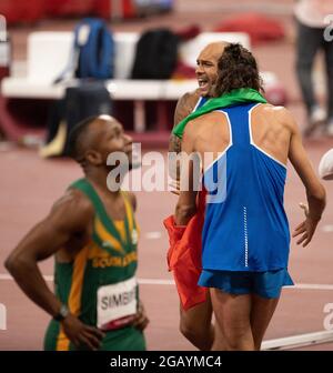 Tokyo, Kanto, Japon. 1er août 2021. Lamont Marcell Jacobs (ITA) Médaille d'or hommes 100m Hugs Gianmarco Tamberi (ITA) Médaille d'argent dans le saut en hauteur hommes pendant les Jeux Olympiques de Tokyo 2020 au Stade Olympique de Tokyo le dimanche 1er août 2021 à Tokyo. (Image de crédit : © Paul Kitagaki Jr./ZUMA Press Wire) Banque D'Images