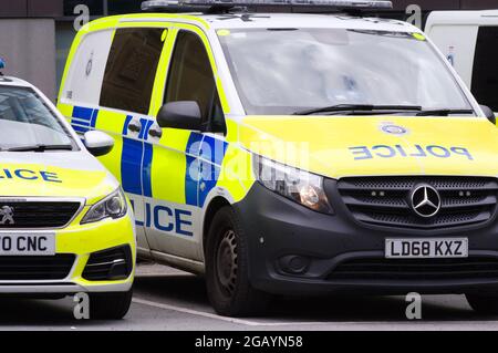 Voitures de police dans le centre de Manchester, Angleterre, Royaume-Uni, exploitées par la police du Grand Manchester. Banque D'Images