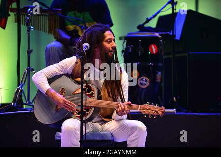 Hollywood, États-Unis. 31 juillet 2021. HOLLYWOOD, FLORIDE, États-Unis - 31 JUILLET 2021 : Julian Marley se produit au Hollywood Artspark Amphitheatre Young Circle dans le cadre d'une série de concerts parrainée par Florida Hollywood Community ReDevelopment Agency et Rhythm Foundationon le 31 juillet 2021 à Hollywood, Floride. (Photo de JL/Sipa USA) crédit: SIPA USA/Alay Live News Banque D'Images