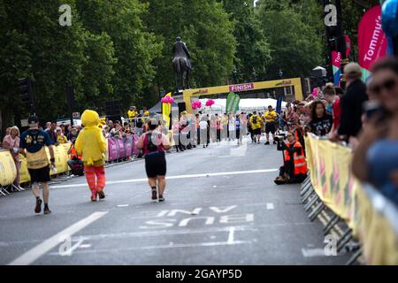 Londres, Royaume-Uni. 1er août 2021. Les coureurs participent au semi-marathon des monuments de Londres 2021.le semi-marathon des monuments de Londres est une piste fermée, une course du centre de Londres et est le seul semi-marathon à traverser à la fois la City de Londres et la City de Westminster. Crédit : SOPA Images Limited/Alamy Live News Banque D'Images