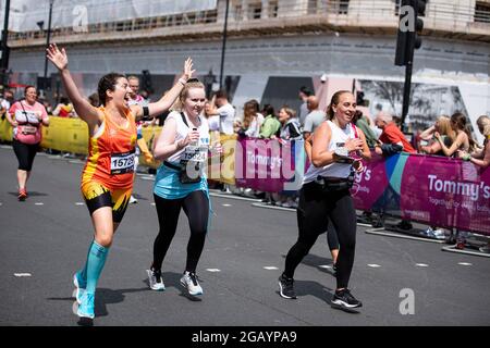 Londres, Royaume-Uni. 1er août 2021. Les coureurs participent au semi-marathon des monuments de Londres 2021.le semi-marathon des monuments de Londres est une piste fermée, une course du centre de Londres et est le seul semi-marathon à traverser à la fois la City de Londres et la City de Westminster. Crédit : SOPA Images Limited/Alamy Live News Banque D'Images