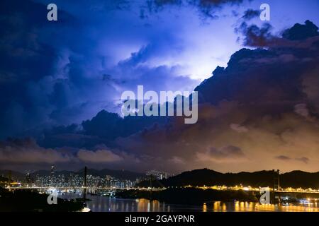 Hong Kong, Hong Kong. 31 juillet 2021. Des nuages orageux au-dessus de Hong Kong.UN courant aérien du sud-ouest apporte des averses à la côte de Guangdong ce week-end. Un creux de basse pression développé au-dessus de la mer de Chine méridionale apportera des conditions météorologiques instables et donc des orages à Hong Kong au cours de la semaine à venir. (Photo par Dominic Chiu/SOPA Images/Sipa USA) crédit: SIPA USA/Alay Live News Banque D'Images