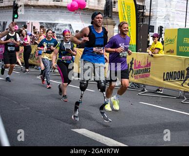 Londres, Royaume-Uni. 1er août 2021. Les coureurs participent au semi-marathon des monuments de Londres 2021.le semi-marathon des monuments de Londres est une piste fermée, une course du centre de Londres et est le seul semi-marathon à traverser à la fois la City de Londres et la City de Westminster. (Photo de Loredana Sangiuliano/SOPA Images/Sipa USA) crédit: SIPA USA/Alay Live News Banque D'Images