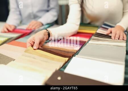 L'acheteur et le vendeur choisissent la couleur de la clôture de tissu Banque D'Images