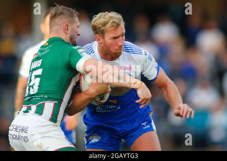 Leeds, Royaume-Uni. 1er août 2021. Stade Emerald Headingley, Leeds, West Yorkshire, 1er août 2021. Betfred Super League - Leeds Rhinos vs Warrington Wolves Matt Prior of Leeds Rhinos Wattached by Matt Davies of Warrington Wolves Credit: Touchlinepics/Alay Live News Banque D'Images