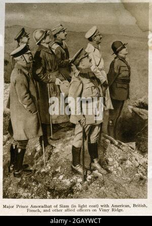 Le major Prince Amoradhat de Siam (en manteau léger) avec des officiers américains, britanniques, français et autres alliés sur la crête de Vimy, première Guerre mondiale Banque D'Images