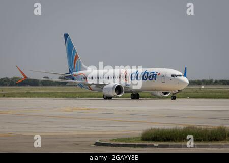 Otopeni, Roumanie - 1er août 2021 : vol de l'avion de compagnie aérienne commerciale de Dubaï à bord de l'aéroport international Henri Coanda. Banque D'Images