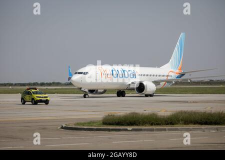 Otopeni, Roumanie - 1er août 2021 : vol de l'avion de compagnie aérienne commerciale de Dubaï à bord de l'aéroport international Henri Coanda. Banque D'Images