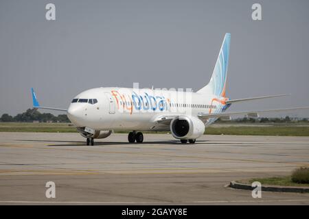 Otopeni, Roumanie - 1er août 2021 : vol de l'avion de compagnie aérienne commerciale de Dubaï à bord de l'aéroport international Henri Coanda. Banque D'Images