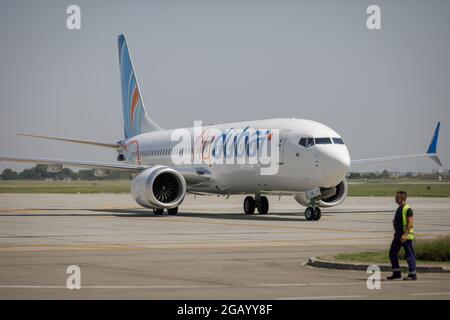 Otopeni, Roumanie - 1er août 2021 : vol de l'avion de compagnie aérienne commerciale de Dubaï à bord de l'aéroport international Henri Coanda. Banque D'Images