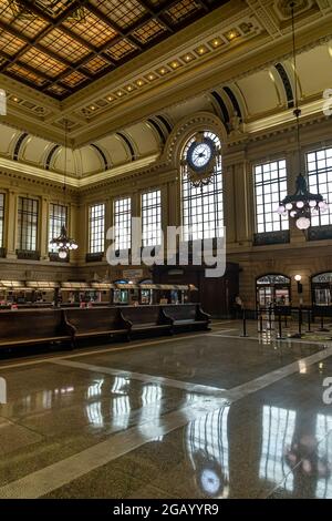 Hoboken, NJ - USA - 30 juillet 2021 : vue intérieure verticale de la salle d'attente du terminal historique de Hoboken. Rail de liaison intégré 1907, lumière Banque D'Images