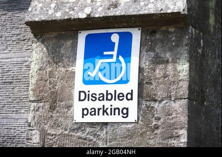 Porte-badge bleu pour handicapés, signe de stationnement pour conducteur Banque D'Images