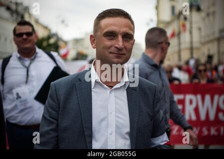 Varsovie, Pologne. 1er août 2021. Robert Bakiewicz, chef du camp radical national (RNO) est vu pendant le mars.des milliers de personnes ont participé à une marche organisée par le camp radical national (RNO) et d'autres organisations nationalistes pour commémorer le 77e anniversaire du soulèvement de Varsovie (Powstanie Warszawskie). Crédit : SOPA Images Limited/Alamy Live News Banque D'Images