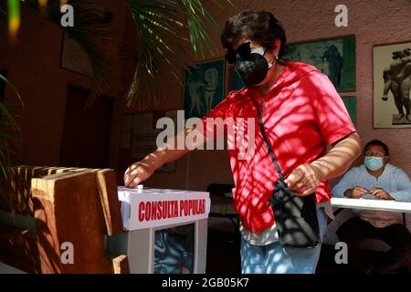 Queretaro, Mexique. 1er août 2021. Une femme vote dans un bureau de vote au Mexique.dans une proposition faite par le président sortant Lopez Obrador, les Mexicains expriment si l'État doit prendre des mesures de clarification des décisions politiques prises par le passé. Crédit : SOPA Images Limited/Alamy Live News Banque D'Images