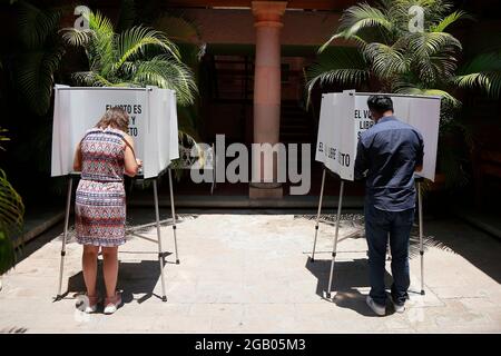 Queretaro, Mexique. 1er août 2021. Les Mexicains ont exprimé leur vote dans un bureau de vote au Mexique.dans une proposition du président sortant Lopez Obrador, les Mexicains ont exprimé la question de savoir si l'État devait prendre des mesures de clarification des décisions politiques prises par le passé. Crédit : SOPA Images Limited/Alamy Live News Banque D'Images