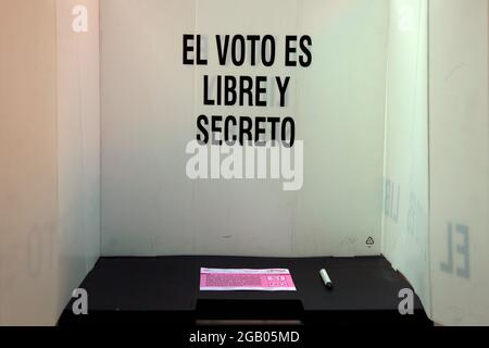 Queretaro, Mexique. 1er août 2021. Vue d'un kiosque à vote dans un bureau de vote au Mexique.dans une proposition faite par le président en exercice Lopez Obrador, les Mexicains expriment si l'État doit prendre des mesures de clarification des décisions politiques prises dans le passé. Crédit : SOPA Images Limited/Alamy Live News Banque D'Images