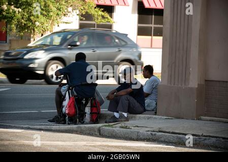 Tampa, Floride, États-Unis. 1er août 2021. Les hommes sans domicile passent le temps le long d'une rue de Tampa dans un quartier à faible revenu, où la toxicomanie et l'alcoolisme et les maladies mentales sont courantes. (Image de crédit : © Robin Rayne/ZUMA Press Wire) Banque D'Images