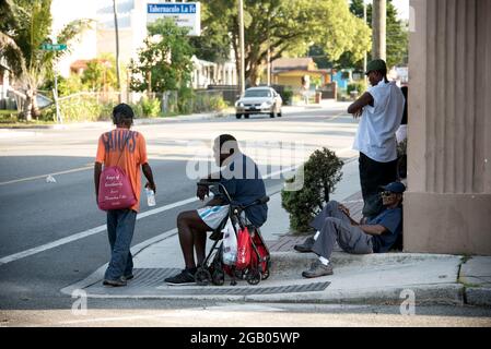Tampa, Floride, États-Unis. 1er août 2021. Les hommes sans domicile passent le temps le long d'une rue de Tampa dans un quartier à faible revenu, où la toxicomanie et l'alcoolisme et les maladies mentales sont courantes. (Image de crédit : © Robin Rayne/ZUMA Press Wire) Banque D'Images
