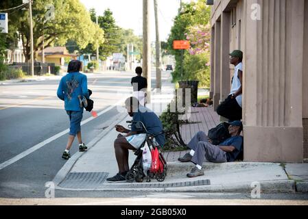 Tampa, Floride, États-Unis. 1er août 2021. Les hommes sans domicile passent le temps le long d'une rue de Tampa dans un quartier à faible revenu, où la toxicomanie et l'alcoolisme et les maladies mentales sont courantes. (Image de crédit : © Robin Rayne/ZUMA Press Wire) Banque D'Images