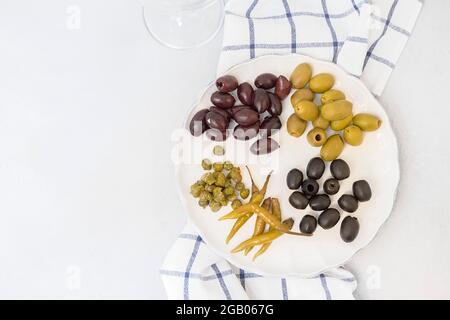 Antipasti italiens, différents types d'olives, câpres, poivrons, assortiment méditerranéen de délicieux plats, en-cas de vin Banque D'Images