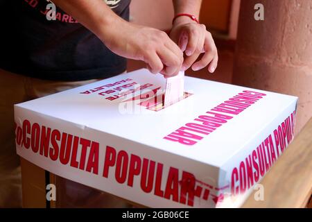 Queretaro, Mexique. 1er août 2021. Un électeur vote dans un bureau de vote au Mexique.dans une proposition du président en exercice Lopez Obrador, les Mexicains se prononceront sur la question de savoir si l'État doit prendre des mesures de clarification des décisions politiques prises par le passé. (Photo de Cesar Gomez/SOPA Images/Sipa USA) crédit: SIPA USA/Alay Live News Banque D'Images