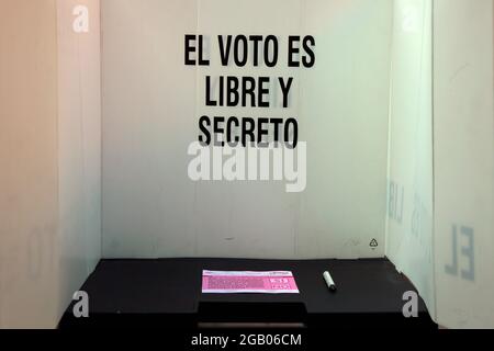 Queretaro, Mexique. 1er août 2021. Vue d'un kiosque à vote dans un bureau de vote au Mexique.dans une proposition faite par le président en exercice Lopez Obrador, les Mexicains expriment si l'État doit prendre des mesures de clarification des décisions politiques prises dans le passé. (Photo de Cesar Gomez/SOPA Images/Sipa USA) crédit: SIPA USA/Alay Live News Banque D'Images