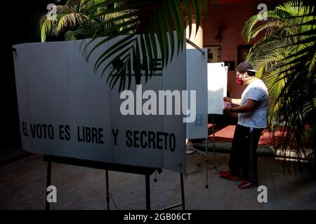 Queretaro, Mexique. 1er août 2021. Un homme vote dans un bureau de vote au Mexique.dans une proposition du président en exercice Lopez Obrador, les Mexicains expriment si l'État doit prendre des mesures de clarification des décisions politiques prises par le passé. (Photo de Cesar Gomez/SOPA Images/Sipa USA) crédit: SIPA USA/Alay Live News Banque D'Images