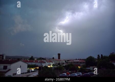 Vendrell, Espagne. 31 juillet 2021. La foudre frappe pendant un orage dans le quartier maritime de Sant Salvador.de grands nuages et un orage ont déclenché une grande pluie dans la ville de Vendrell. L'Agence météorologique d'État (AEMET) maintient l'alerte (jaune) en Catalogne. (Photo de Ramon Costa/SOPA Images/Sipa USA) crédit: SIPA USA/Alay Live News Banque D'Images