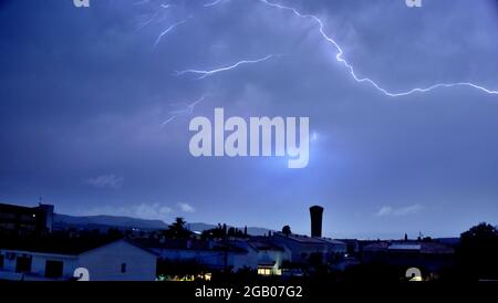 Vendrell, Espagne. 31 juillet 2021. La foudre frappe pendant un orage dans le quartier maritime de Sant Salvador.de grands nuages et un orage ont déclenché une grande pluie dans la ville de Vendrell. L'Agence météorologique d'État (AEMET) maintient l'alerte (jaune) en Catalogne. (Photo de Ramon Costa/SOPA Images/Sipa USA) crédit: SIPA USA/Alay Live News Banque D'Images