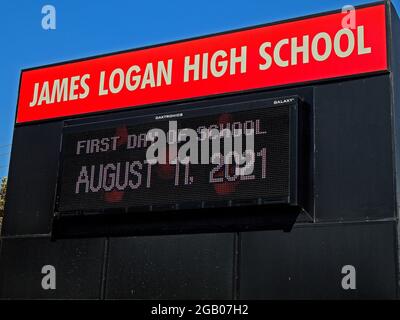 Premier jour de l'école 11 août 2021, panneau électronique à l'école secondaire James Logan à Union City, Californie, États-Unis Banque D'Images