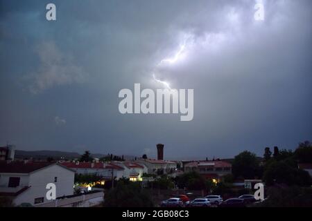 Vendrell, Tarragone, Espagne. 1er août 2021. La foudre frappe pendant un orage dans le quartier maritime de Sant Salvador.de grands nuages et un orage ont déclenché une grande pluie dans la ville de Vendrell. L'Agence météorologique d'État (AEMET) maintient l'alerte (jaune) en Catalogne. (Image de crédit : © Ramon Costa/SOPA Images via ZUMA Press Wire) Banque D'Images