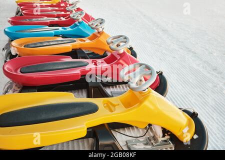 Rangée de traîneaux colorés à louer Banque D'Images