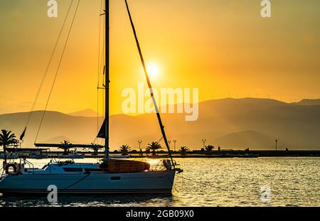 Coucher de soleil à Nafplio, Grèce, avec des bateaux de croisière et des yachts dans le port Banque D'Images