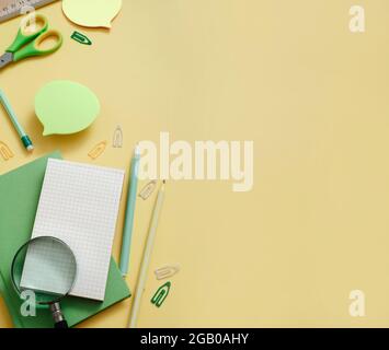 Vue de dessus de l'espace de travail créatif. L'éducation, l'apprentissage, l'étude stationnaire sur la table avec l'espace de copie. Bloc-notes en papier vierge pour agenda, plan de mise à plat Banque D'Images