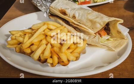 Recette de kebab et de frites sur une table de plats blancs dans un pays européen. Banque D'Images