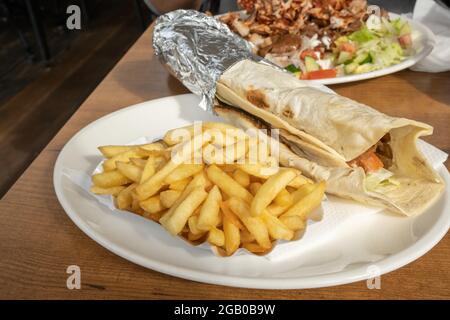 Recette de kebab et de frites sur une table de plats blancs dans un pays européen. Banque D'Images