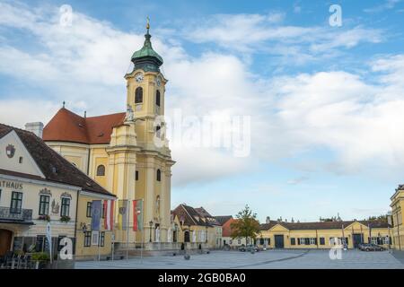 Vue sur l'église paroissiale de style baroque de Laxenburg, Basse-Autriche, Autriche. Banque D'Images