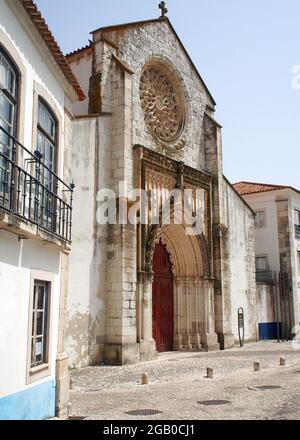 Eglise de la grâce, construite entre le XIVe et le XVe siècles en style gothique, portail principal avec la roseraie, Santarem, Portugal Banque D'Images