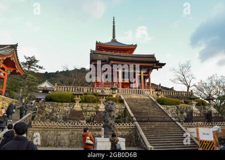 Kyoto, Japon - 14 décembre 2016 : vue sur le temple Kiyomizudera, Kyoto, Japon. Ce temple fait partie des monuments historiques de l'ancien Kyoto de l'UNESCO Banque D'Images