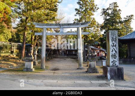 Nara, Japon - 15 décembre 2016 : vue sur la porte de Torii, une porte japonaise traditionnelle la plus courante à l'entrée ou dans un sanctuaire shinto, à Banque D'Images