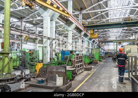 Usine de travail des métaux avec des machines et tours pour la production de métaux, intérieur industriel. Banque D'Images