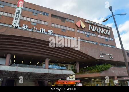 Wakayama, Japon - 16 décembre 2016 : Vue de la gare Nankai à Wakayama, Japon. La ligne principale relie Nankai Osaka à Wakayama, avec une importa Banque D'Images