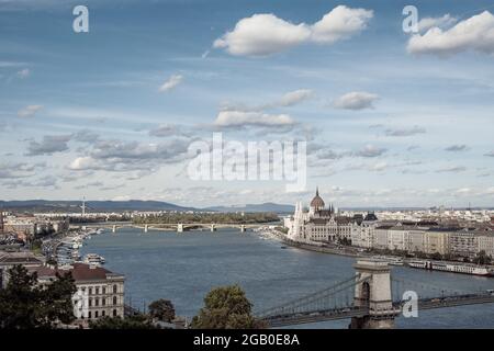 Budapest, Hongrie - 11 octobre 2019 : vue aérienne de Budapest sur le pont de la chaîne du Danube, le bateau et la ville, la capitale et la plus peuplée Banque D'Images