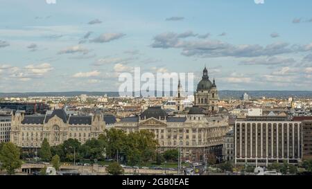 Budapest, Hongrie - 11 octobre 2019 : vue aérienne de Budapest sur le pont de la chaîne du Danube, le bateau et la ville, la capitale et la plus peuplée Banque D'Images