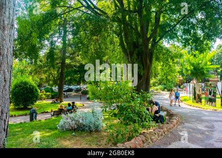 Arles, France, visiteurs du jardin d'été, Parc, le jardin d'ete, exposition annuelle de la photographie, 'les rencontres d'Arles », panoramique Banque D'Images