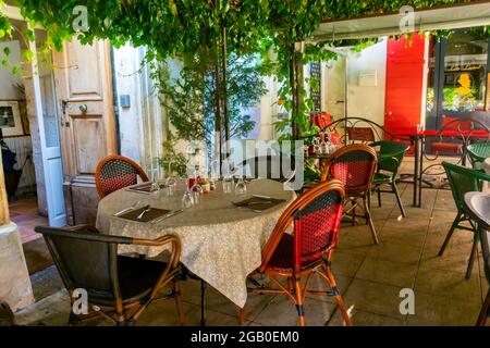 Arles, France, terrasse du restaurant-bistro français, « le Galoubet », tables vides, restaurant moderne et design Banque D'Images