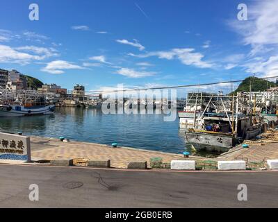 New Taipei, Taïwan - 6 juillet 2015 : vue du port de pêche de Yehliu sur la côte nord de Taïwan. Banque D'Images